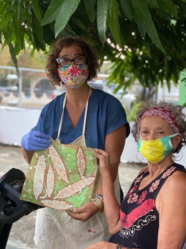 Dolly Camareno and participants at a Mujeres de Islas Batik workshop.