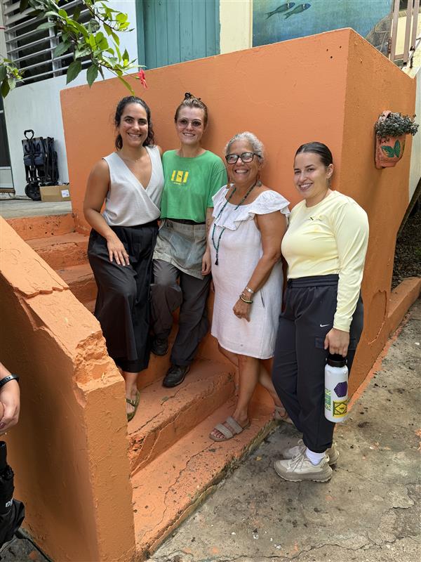 El equipo de Mujeres de Islas en su espacio para eventos en la Antigua Escuela. De izquierda a derecha: Sofía Reeser, Marissa, Dulce del Rio y Alexandría.