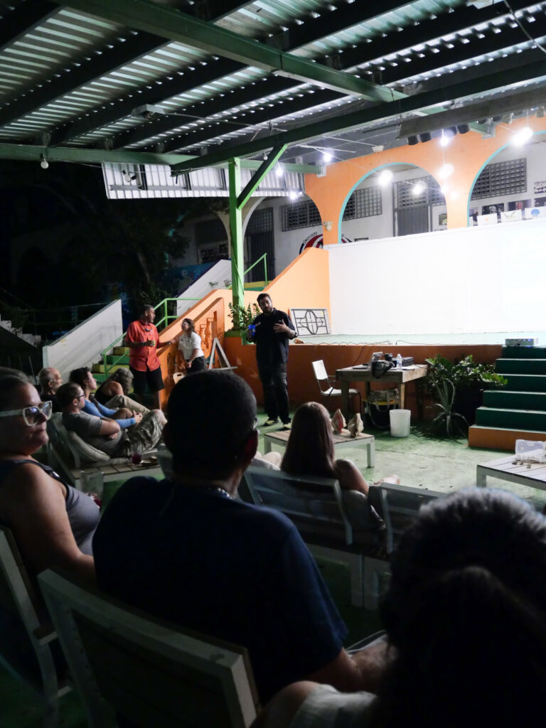 Mujeres de Islas' Cine Siembra community event with a presentation on Acuicultura de Carrucho.
